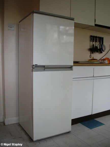 Photo of an elderly LEC fridge/freezer