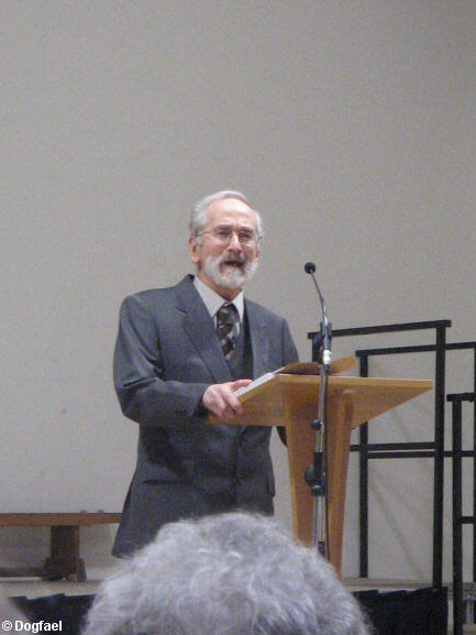 Llun o Bobi Jones yn traddodi / A photo of Bobi Jones giving a lecture