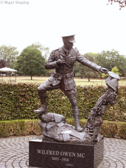 Photo of a statue of Wilfred Owen