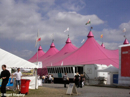 Llun o Bafiliwn yr Eisteddfod Genedlaethol/A picture of the National Eisteddfod Pavilion